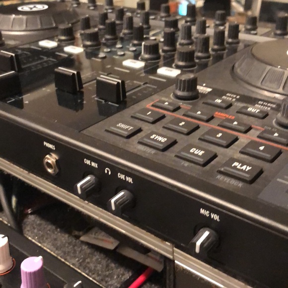 Traktor Kontrol S4 DJ 4-Channel Controller Native Instruments - Picture 10 of 11